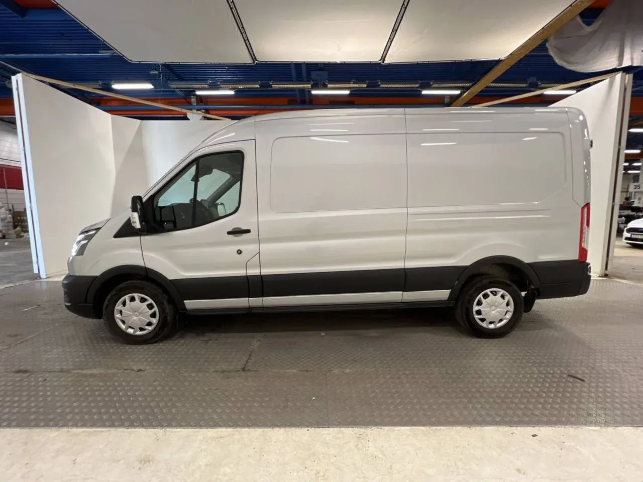 Ford Transit 350 2.0 Automat L2H2 Värmare Dragkrok Moms Image 1